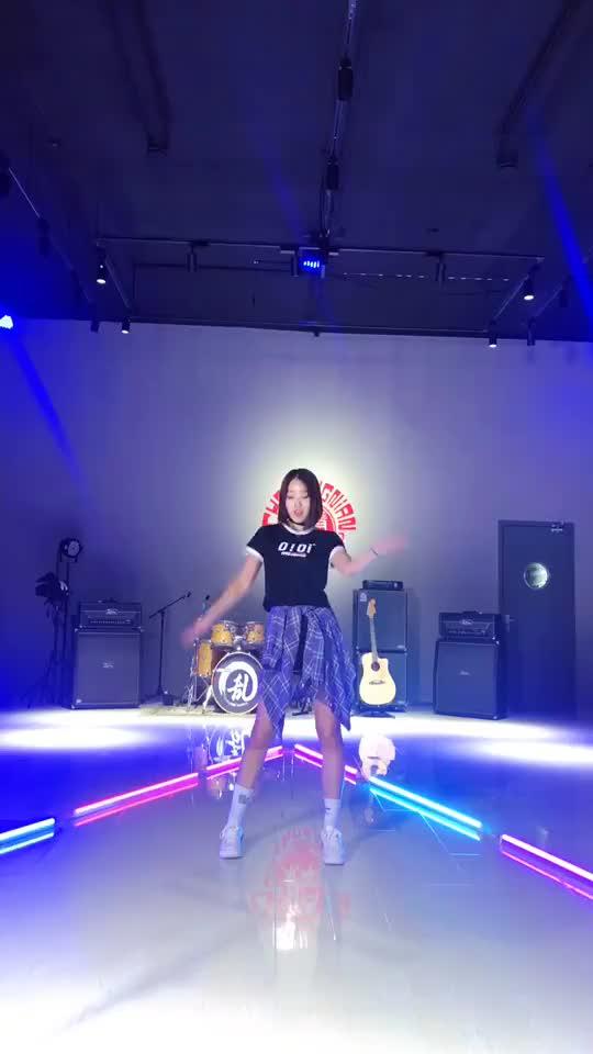 电摆舞视频,跟随节奏，释放自我